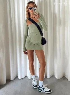 Moran Two Piece Bolero Dress Set Sage -Femme Flair 0 modelinfo saskia us2 135cbfb3 596f 4b04 afcc 49b04c3e115f