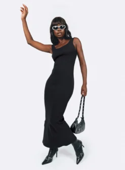 Smythe Maxi Dress Black -Femme Flair 00 modelinfo cynthia us4 47d8c8a4 ed81 4b24 99d9 92dd35904b15