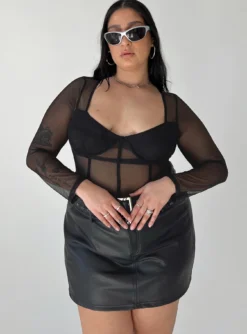 Torridon Eyelet Belt Faux Leather Mini Skirt Black Curve -Femme Flair 1 modelinfo Javi us14 e3e91a24 f77a 4130 baf0 ae25c4a1eac0