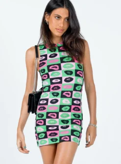 Motel Gele Dress Lips Green -Femme Flair 1 modelinfo Jess us2 64bd4328 d1be 40e4 aa6d 560e83d43c9d