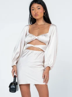 Princess Polly Nakita Long Sleeve Mini Dress Champagne 8 Princess Polly Nakita Long Sleeve Mini Dress Champagne -Femme Flair 1 modelinfo christina us4 66d9405a 04f9 4333 ace7 603e7e2eb00a