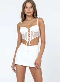 Princess Polly Easton V Front Mini Skirt White -Femme Flair 1 modelinfo margaret us2 0888e0a6 4168 4b7d 92eb a3e3d7e24c38