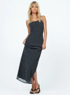 Princess Polly Parnham Maxi Dress Black / White -Femme Flair 2 model info Beanie us0 06d85401 686b 4df6 be5b 10394b9b39ca