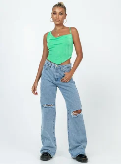 Princess Polly Kuda Top Green -Femme Flair 2 modelinfo Alexis us2 5f344ed1 a562 4f31 8021 18f8e970430c