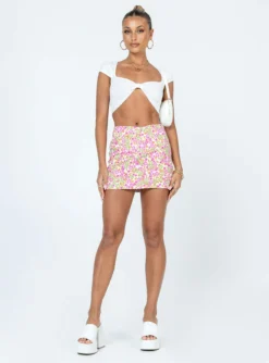 Princess Polly Corby Top White -Femme Flair 2 modelinfo Alexis us2 7a53d343 06d7 43e8 81b6 c4a4a3b8576e