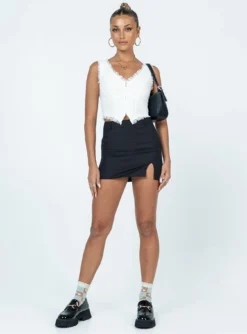 Princess Polly Silvanna Top White -Femme Flair 2 modelinfo Alexis us2 ce3f3e2d 8de9 42ef 8113 93e8135a8dbc