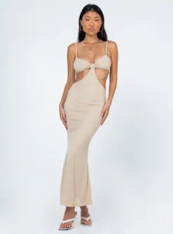 Princess Polly Shanni Maxi Dress Beige 9 Princess Polly Shanni Maxi Dress Beige -Femme Flair 2 modelinfo Christina us4 dc2c3f70 33d6 49c3 88c2 3e69b9097d00