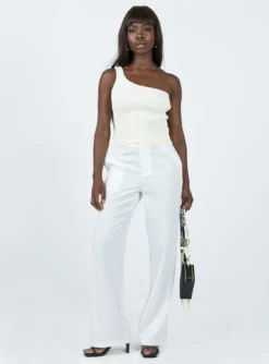 Drayla Top Cream -Femme Flair 2 modelinfo Cynthia us4 5a9aa200 df0b 469a b697 5e2518dd259c