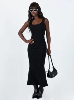 Smythe Maxi Dress Black -Femme Flair 2 modelinfo Cynthia us4 6423f3a2 67fa 48eb bc61 ad2e42788642