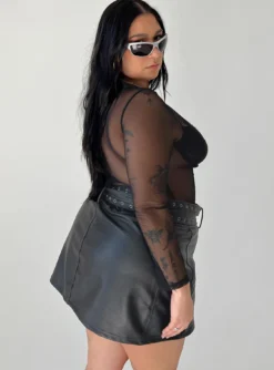 Torridon Eyelet Belt Faux Leather Mini Skirt Black Curve -Femme Flair 2 modelinfo Javi us14 2c7333a4 35d7 4ae7 9e72 192a2e45e58c