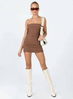 Princess Polly Oscar Mini Dress Brown -Femme Flair 2 modelinfo Kiana us2 715dce00 6689 4861 a129 d04e710ed733