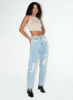 Princess Polly Darlington Crop Top Beige -Femme Flair 2 modelinfo Kiele us2 f6cf20ca 0249 4c44 9e1c ba69784c6ebd