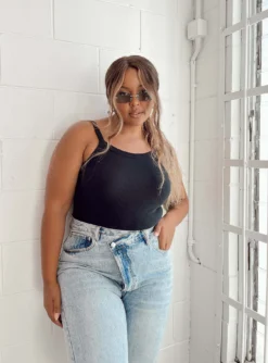 Lindsey Bodysuit Black Curve 15 Lindsey Bodysuit Black Curve -Femme Flair 2 modelinfo Paris us14 55ec8a33 f724 4e00 ad42 9b4f597b97a5