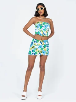 Princess Polly Chadwick Top Blue Floral -Femme Flair 2 modelinfo chiara us2 d566615a 7e7b 40ee 9c91 2e9a7f75bfc3