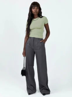 Lowell Top Green 8 Lowell Top Green -Femme Flair 2 modelinfo cynthia us4 159fe5b5 9e0d 4302 88ab ab8cda113f64