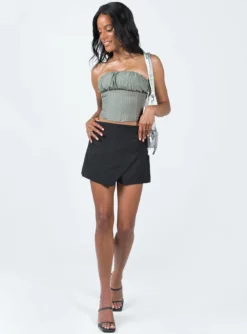 Princess Polly Indianna Cross Over Skort Black -Femme Flair 2 modelinfo jenaya us2 704cb304 2428 4313 a572 fb31e63545a7