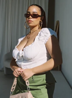 Elouise Crop Top White Curve -Femme Flair 2 modelinfo miccy us14 8486fa4e 5704 42ae a2f5 255418c580ac