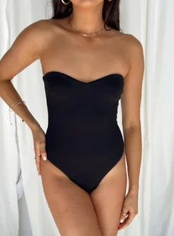 Aston Strapless Bodysuit Black -Femme Flair 2 modelinfo paris us2 81466b81 9ae2 448a 98a3 5d06e851080e
