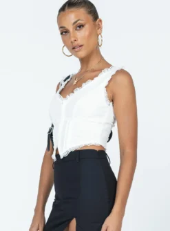 Princess Polly Silvanna Top White -Femme Flair 3 modelinfo Alexis us2 cb3945c6 e9c2 4ba5 8ebe 26962c8a5eec