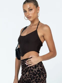 Princess Polly Kiera Top Brown -Femme Flair 3 modelinfo Alexis us2 d52c72ac 459e 4b71 9df1 6d6fde121d41