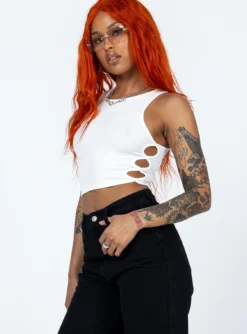 Princess Polly Aster Top White -Femme Flair 3 modelinfo Chlo us4 c64cadc1 7c08 4189 9e40 34f658d70540