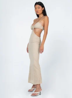 Princess Polly Shanni Maxi Dress Beige 10 Princess Polly Shanni Maxi Dress Beige -Femme Flair 3 modelinfo Christina us4 60b239e0 5575 440e b319 3471c3b433f0