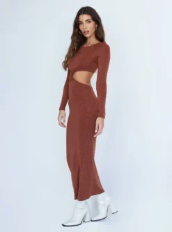 Princess Polly Luca Long Sleeve Maxi Dress Brown -Femme Flair 3 modelinfo Cindy US2 b3694943 7883 4bc4 9068 f8d2280a0999