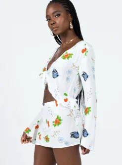 Drawn To You Mini Skirt Multi -Femme Flair 3 modelinfo Cynthia us4 4164cd15 3f06 4c40 9e88 013d90e6c58d