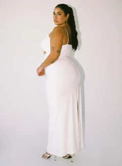Maci Maxi Dress White Curve -Femme Flair 3 modelinfo Javi us14 8286caf9 5570 4ee5 b963 c568b154a47f
