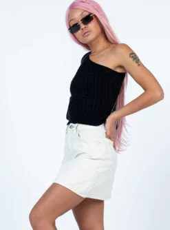 Princess Polly Edyn Mini Skirt White -Femme Flair 3 modelinfo Jayechelle us4 8735f3ab 0409 478a 9724 f361bad19270