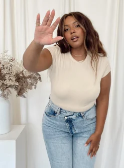 Harlea Bodysuit Beige Curve -Femme Flair 3 modelinfo Paris us14 1278c7e4 9a3e 40b3 be8e b613870c2b15