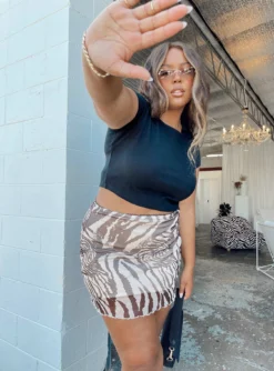 Classic Crop Tee Black Curve 6 Classic Crop Tee Black Curve -Femme Flair 3 modelinfo Paris us14 4853d9bb b131 4bb0 8264 cb5fb3df4588