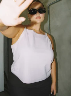 Ashby Top White Curve -Femme Flair 3 modelinfo Riley us14 c887cb15 db8a 49dc 97f5 86cd7d76e6c4