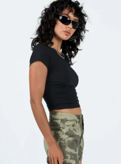 Princess Polly Lex Top Black -Femme Flair 3 modelinfo Tamika us2 263e4264 a6b6 42f0 969f a924d3f88343