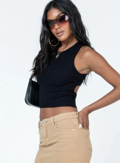 Princess Polly Cordova Top Black -Femme Flair 3 modelinfo Yarelis us2 5af4236a 6ec8 4fb3 96d1 a4a23f9f984c