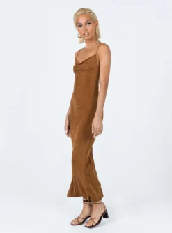 Princess Polly Emma Maxi Dress Brown -Femme Flair 3 modelinfo casandra us2 54a2e8ef eb67 4557 a82d 04911fed6e0c