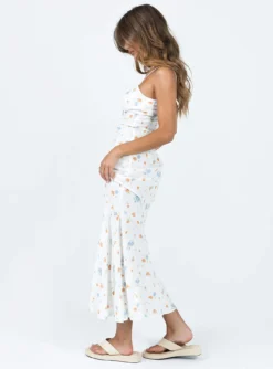 Corith Maxi Dress White / Multi 8 Corith Maxi Dress White / Multi -Femme Flair 3 modelinfo elise us2 124c6bde 3d4f 4131 8207 defe13b27ba6