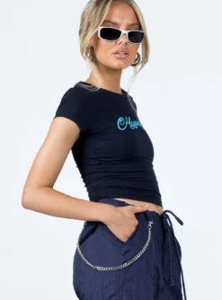 Princess Polly Hypnotise Me Tee Navy -Femme Flair 3 modelinfo elly us2 ca24d112 65de 4f7b 8d8c 5cddaeb951e6