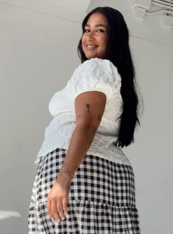 Patrea Top White Curve -Femme Flair 3 modelinfo javi us14 503e78c0 0daa 46e2 b486 ecbc60fac8c8