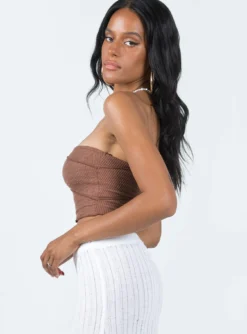 Princess Polly Oscar Strapless Top Brown 6 Princess Polly Oscar Strapless Top Brown -Femme Flair 3 modelinfo jenaya us2 ac33180a 65f9 410c 9b38 e3e24233d629