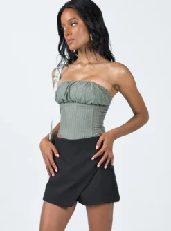 Princess Polly Indianna Cross Over Skort Black -Femme Flair 3 modelinfo jenaya us2 ea33abdb 51d3 4bb8 9b66 468bd13b8e50