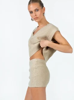 Saddle Knit Mini Skirt Beige -Femme Flair 3 modelinfo kiana us2 2ff6f0aa 1136 4904 8aff 917c646a6f4e