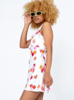Princess Polly Nellie Mini Dress White Floral 9 Princess Polly Nellie Mini Dress White Floral -Femme Flair 3 modelinfo taegan us4 372b8e5c bdc3 4036 9b3a 6ebf416c94a5