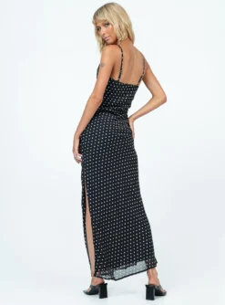 Princess Polly Parnham Maxi Dress Black / White -Femme Flair 4 model info Beanie us0 b986fcf4 e61f 4523 bfe9 fa7ed3ccbfb2