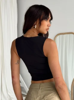 Zoe Top Black 7 Zoe Top Black -Femme Flair 4 model info Josephine us2 339a96ba aa57 4654 9e16 1df16ea96500