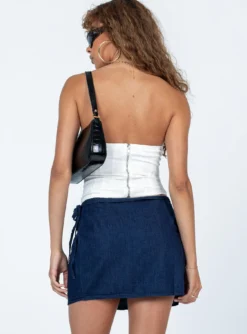 Motel Valita Mini Skirt Denim -Femme Flair 4 modelinfo Alyssa us4 4409048d d368 4ee3 938a 0d6d1f117d22