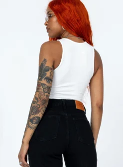 Princess Polly Aster Top White -Femme Flair 4 modelinfo Chlo us4 97e808b6 cd11 444e abfe 866a6882a802