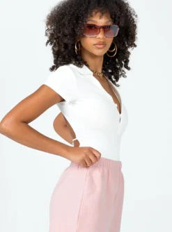 Princess Polly Montrose Bodysuit White -Femme Flair 4 modelinfo Cindy us2 6bb628cd 2afa 4c99 8e49 75eca243fc4c