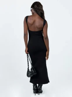 Smythe Maxi Dress Black -Femme Flair 4 modelinfo Cynthia us4 14d9b5eb 5875 4208 8f20 67d2a9188128