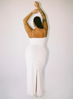 Maci Maxi Dress White Curve -Femme Flair 4 modelinfo Javi us14 7da4228f 2a16 4bca a367 f34edec82d9d